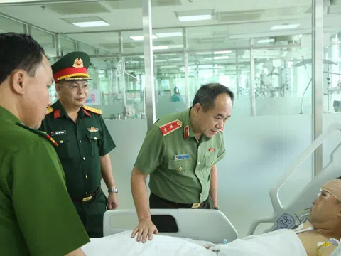 Giám đốc Công an TP Hà Nội thăm Đại úy cảnh sát cơ động bị "quái xế" tông