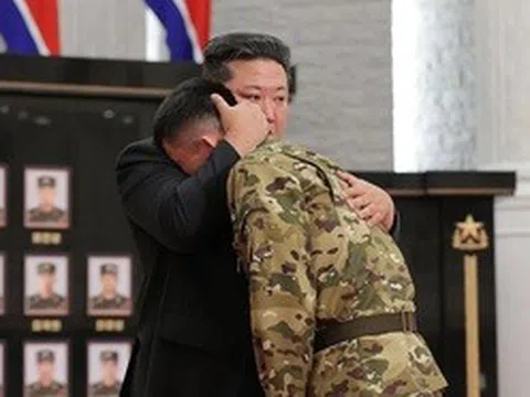 Ông Kim Jong-un trao huân chương cho quân nhân Triều Tiên chiến đấu ở Nga