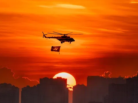 Sự thực về bức ảnh trực thăng kéo cờ bay giữa hoàng hôn gây sốt trên mạng