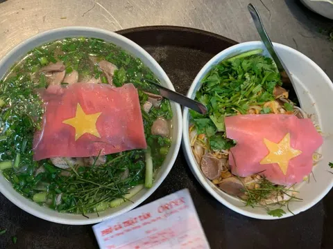 Bát phở gà 'yêu nước' hút khách ở Hà Nội