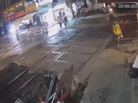 Clip thót tim khoảnh khắc người đàn ông vượt rào chắn, ngã nhào trước mũi tàu đang lao tới