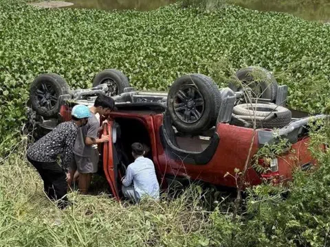 Xe bán tải do người phụ nữ mang thai điều khiển tông hàng loạt cọc tiêu rồi lao xuống sông