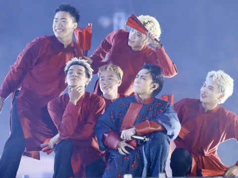 'Hoàng tử' Soobin mang các hit Người Việt, Ngồi tựa mạn thuyền lên sân khấu Moments of Wonder