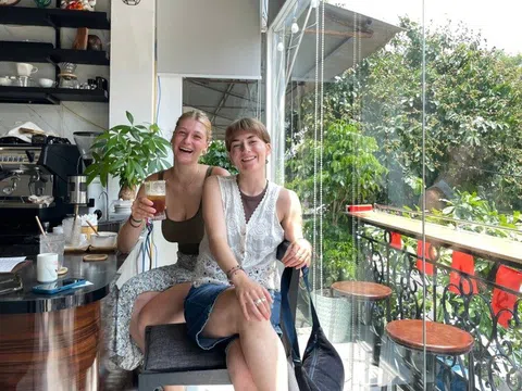 Quán cà phê vị trí vàng xem diễu binh: 300.000 đồng/chỗ, chỉ nhận 60 khách
