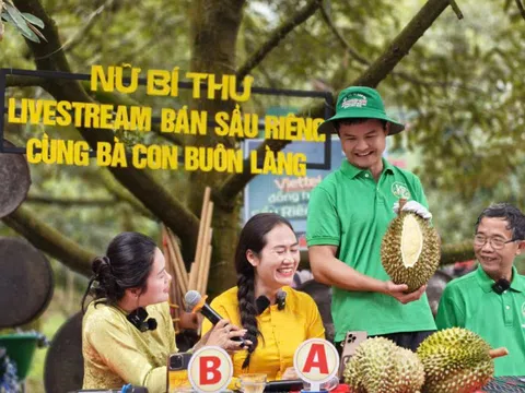 Nữ bí thư xã livestream bán sầu riêng