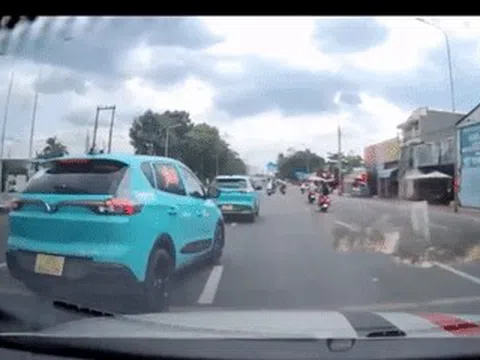 Clip taxi công nghệ lạng lách, cố tình ép xe trên cầu Bình Triệu ở TPHCM