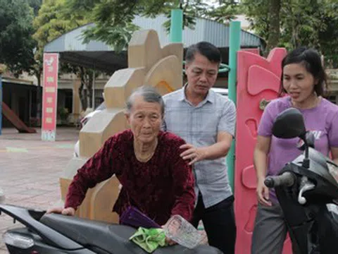 Hàng nghìn người dân ở Nghệ An, Hà Tĩnh mang hành lý rời nhà đi tránh bão số 5