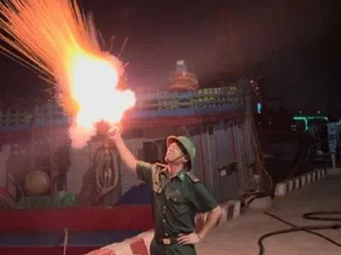 Nghệ An cấm biển, bắn pháo sáng kêu gọi tàu thuyền vào bờ tránh bão số 5