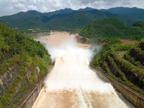 Ứng phó bão số 5, hồ chứa nước lớn nhất Thanh Hóa xả lũ