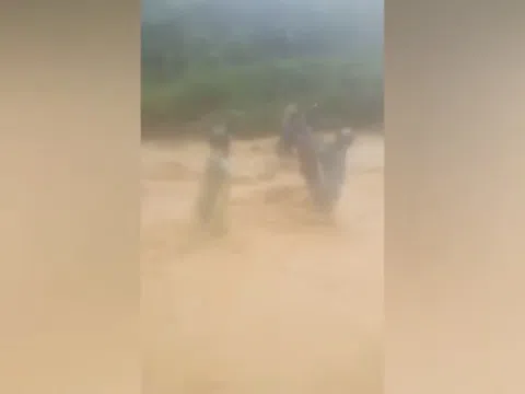 VIDEO: Cán bộ xã vượt lũ dữ đưa dân bản đến nơi an toàn