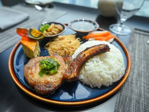 Đĩa cơm sườn 550.000 đồng ở TPHCM: Dân mạng tranh cãi đắt hay rẻ