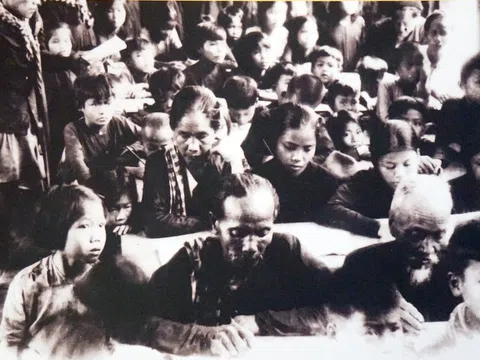 'Bình dân học vụ - thắp sáng tương lai': Kể chuyện một thời bình dân học vụ sôi nổi