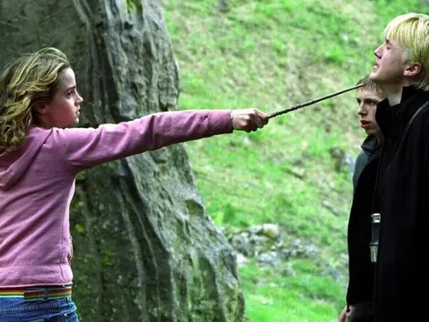 Tiểu thuyết lãng mạn giả tưởng lấy cảm hứng từ Harry Potter phát hành 750.000 bản