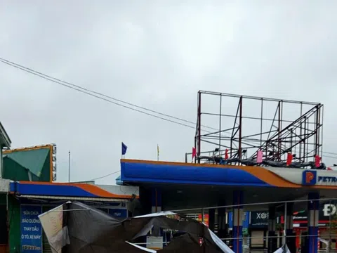 Bão số 5 đang quần thảo trên đất liền khu vực Nghệ An, mưa to, gió rít liên hồi