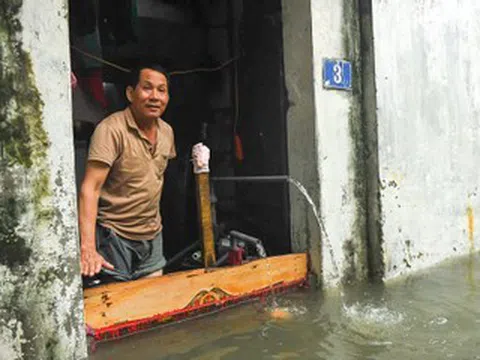 Phố ngập như sông, giữa trưa người Hà Nội làm điều hiếm thấy