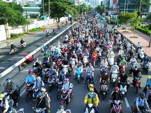 Ùn xe, va chạm giao thông ngày đầu cấm ô tô qua cầu cửa ngõ TPHCM