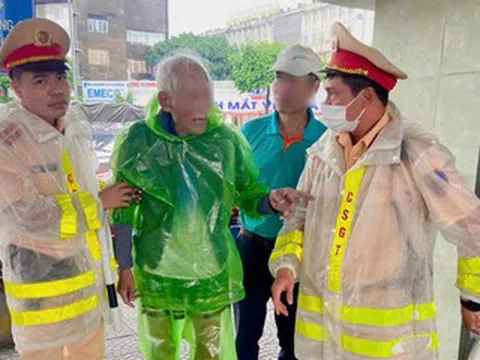 Thấy người đàn ông tím tái trong mưa, Thiếu tá cảnh sát Hà Nội hành động khẩn