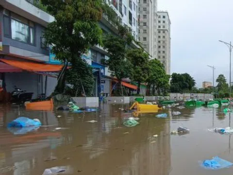 Chung cư ở Hà Nội thành 'ốc đảo' sau mưa lớn, loạt ô tô dưới hầm bị nước bủa vây