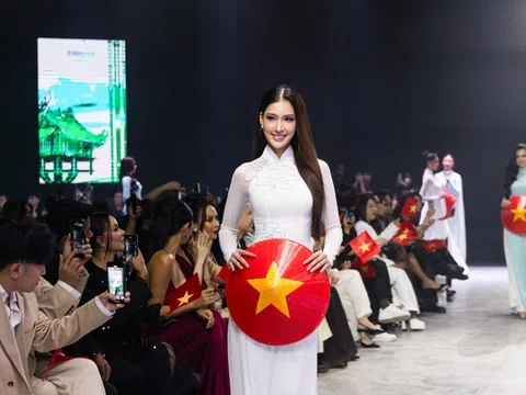 Dàn hoa hậu quốc tế hào hứng mặc áo dài, đội nón lá trình diễn thời trang