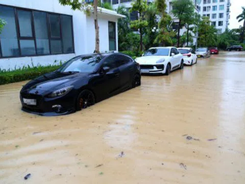 Nước bùn đục ngầu tràn xuống khu đô thị, người dân thốt lên 'lần đầu thấy cảnh này'