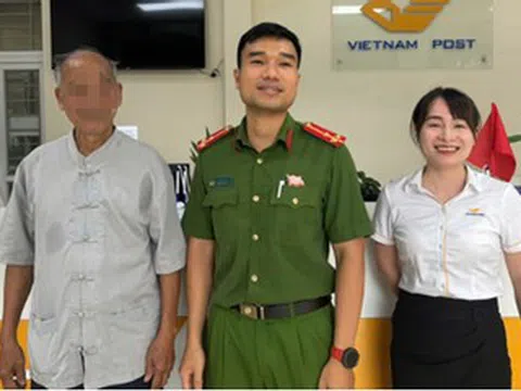 Thấy cụ ông rút sạch tiền tiết kiệm, nữ nhân viên Hà Nội linh cảm điều lạ
