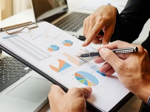Phân tích Big data, quản trị nguồn nhân lực điện tử, lợi thế cạnh tranh bền vững, năng lực đổi mới và kết quả kinh doanh của doanh nghiệp giao nhận tại TP. Hồ Chí Minh