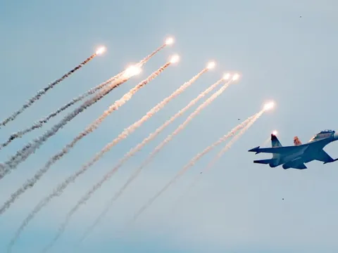 Tiêm kích Su 30-MK2 thả đạn nhiễu, trực thăng kéo cờ trên bầu trời thủ đô