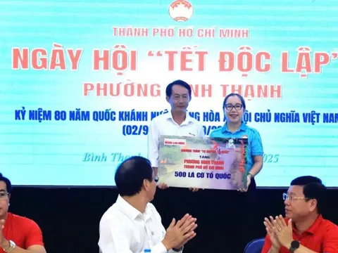 Báo Người Lao Động tặng cờ Tổ quốc cho phường Bình Thạnh