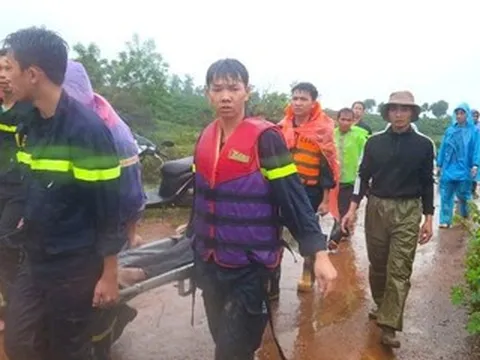 Cả nhà đi chung một xe máy, bị nước cuốn trôi khi qua đập tràn