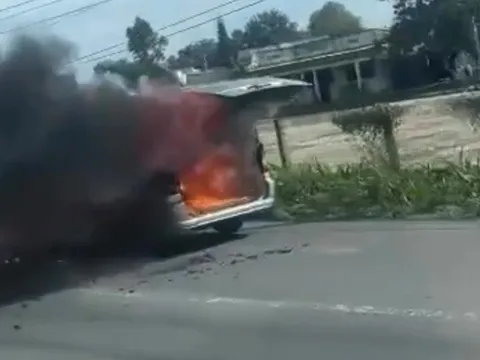 CLIP: Ô tô 16 chỗ cháy trơ khung trên quốc lộ 51 khi đang hướng về Vũng Tàu