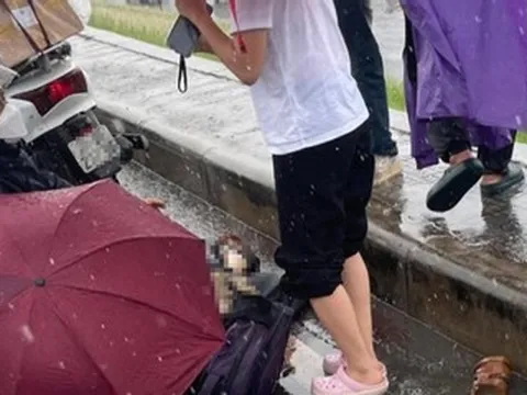 Người phụ nữ đi xe máy một mình nghi bị sét đánh tử vong trên đường đê ở Hà Nội
