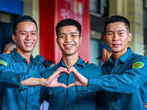 Tàu rời ga đưa các chiến sĩ A80 trở về trong vòng tay yêu thương, ‘kết trái tim’ với nhân dân