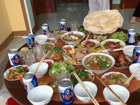 Nàng dâu Hà Nội dự đám giỗ ở miền Trung, thích mê 1 món đặc sản trên mâm cỗ