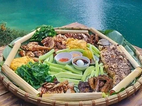 Quán ăn ở sông Nho quế có bàn ghế mốc, khách chấp nhận mất tiền cọc