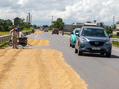 Ngày mùa người dân phơi lúa đầy đường, xảy ra hậu quả nghiêm trọng có thể đi tù