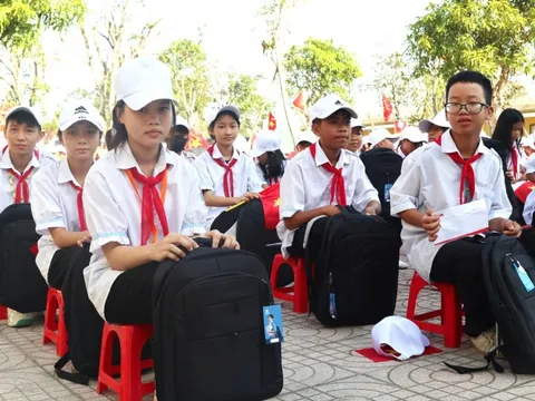 Thầy trò khai giảng bên ngôi trường còn ngổn ngang sau bão