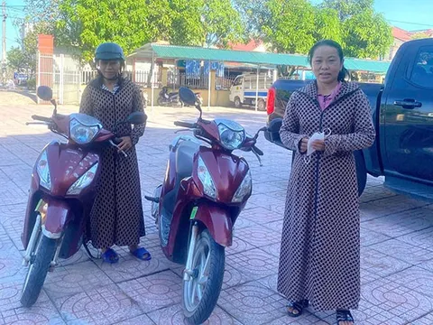 Hai người phụ nữ bằng tuổi, đi xe máy giống hệt nhau bị mời lên công an: Lý do không tưởng