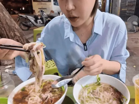 Món quen thuộc ở Hà Nội khiến khách Hàn Quốc gọi liền 2 suất để "đã thèm"