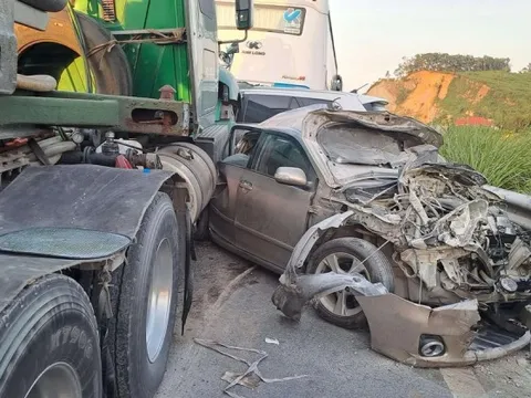 5 ô tô va chạm liên hoàn trên cao tốc Cao Bồ - Mai Sơn