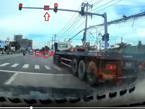 Clip ghi khoảnh khắc thót tim khiến tài xế có thể bị xử phạt hàng chục triệu đồng