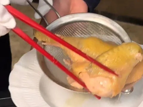 Trung Quốc: Xôn xao vụ khách ăn nửa con gà phải thanh toán 7,3 triệu đồng