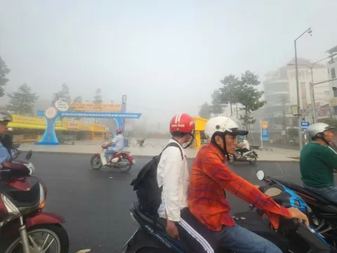 Lý do sương mù bất ngờ xuất hiện dày đặc nhiều nơi ở Cần Thơ