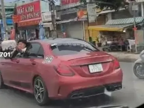 Truy tìm lái xe Mercedes 'quậy' trên đường