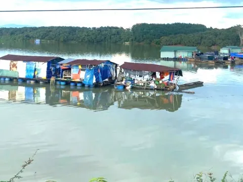 Bé trai 5 tuổi rơi khỏi nhà bè, tử vong thương tâm