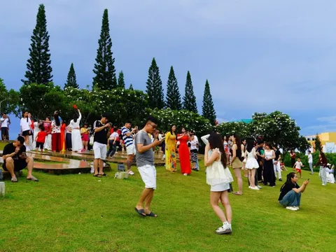 Phường Vũng Tàu ngăn chặn hành vi phản cảm tại Đài Liệt sĩ và công viên Bãi Sau
