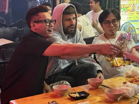 Gerard Pique uống bia, ăn nem chua rán ở Hà Nội