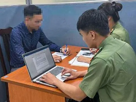 Thanh niên Hà Nội đăng ảnh mặc trang phục công an để 'câu like' bị mời làm việc
