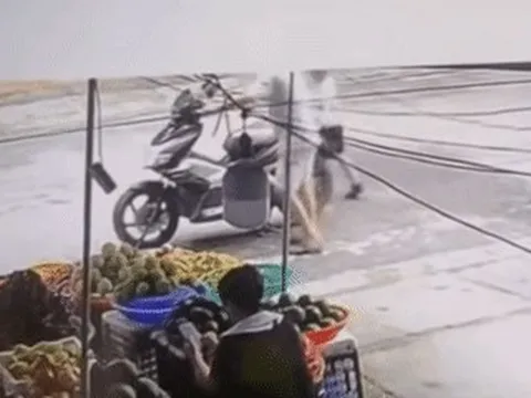 Vặn tay ga xe máy đang sửa, bé trai 7 tuổi lao xe lên vỉa hè tử vong thương tâm