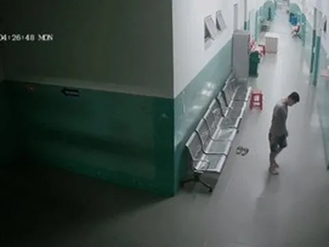 Clip: Kẻ trộm lén lút bỏ dép đi chân đất, lẻn vào từng phòng trong bệnh viện