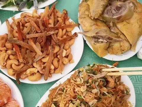 Mâm cỗ đám cưới ở Quảng Ninh gây sốt, khách ngỡ ngàng khi thử món giun biển xào